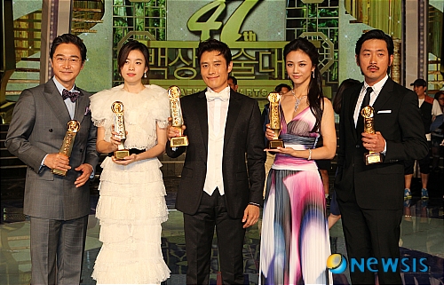 【서울=뉴시스】 제47회 백상예술대상 시상식이 ISPLUS 일간스포츠 주최로 26일 서울 회기동 경희대학교 평화의전당에서 열렸다. 수상자들이 기념촬영을 하고 있다. (사진=일간스포츠 제공)  photo@newsis.com