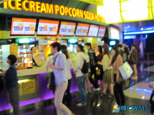 【서울=뉴시스】박성환 기자 = 지난 25일 오후 서울 강남의 대형 영화관. 영화관이 직접 운영하고 있는 매점 앞에는 팝콘을 구입하려는 관람객들로 북새통을 이뤘다.&nbsp; sky0322@newsis.com 