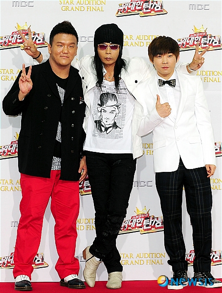 【서울=뉴시스】박동욱 인턴기자 = 멘토 김태원(가운데)와 멘티 이태권(왼쪽)과 백청강(오른쪽)이 27일 오후 서울 성북구 고려대 화정체육관에서 열린 MBC '위대한 탄생'TOP2 그랜드 파이널 현장 공개에서 포토타임을 갖고 있다.&nbsp;&nbsp; fufus@newsis.com