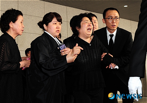 【서울=뉴시스】김인철 인턴기자 = 29일 오전 서울 종로구 서울대학교병원 장례식장에서 故 채동하의 발인이 진행되고 있다. 오랜 우울증세를 보이던 故 채동하는 지난 27일 오전 서울 은평구 자택에서 스스로 목숨을 끊었다.&nbsp; yatoya@newsis.com