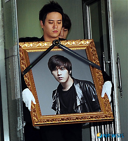 【서울=뉴시스】김인철 인턴기자 = 29일 오전 서울 종로구 서울대학교병원 장례식장에서 故 채동하의 발인이 진행되고 있다. 오랜 우울증세를 보이던 故 채동하는 지난 27일 오전 서울 은평구 자택에서 스스로 목숨을 끊었다.&nbsp; yatoya@newsis.com