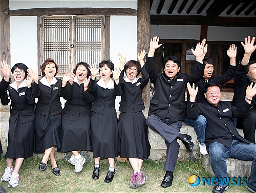 【울산=뉴시스】고은희 기자 = 경북 상주 화동중학교 4회 동기회(회장 문종목) 26명(남16명, 여10명)은 지난 28일부터 29일까지 경북 경주에서 '추억의 수학여행'에 나서 눈길을 끌었다. 지난 28일 화동중 동기회가 경주 서악서원에서 진행한 이벤트에 참여하고 있다. gogo@newsis.com