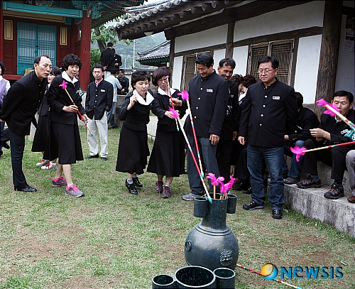 【울산=뉴시스】고은희 기자 = 경북 상주 화동중학교 4회 동기회(회장 문종목) 26명(남16명, 여10명)은 지난 28일부터 29일까지 경북 경주에서 '추억의 수학여행'에 나서 눈길을 끌었다. 지난 28일 화동중 동기회가 경주 서악서원에서 진행한 이벤트에 참여하고 있다. gogo@newsis.com