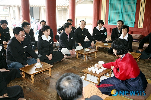 【울산=뉴시스】고은희 기자 = 경북 상주 화동중학교 4회 동기회(회장 문종목) 26명(남16명, 여10명)은 지난 28일부터 29일까지 경북 경주에서 '추억의 수학여행'에 나서 눈길을 끌었다. 지난 28일 화동중 동기회가 경주 서악서원에서 진행한 이벤트에 참여하고 있다. gogo@newsis.com