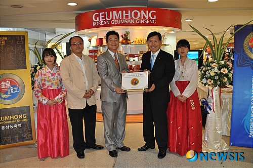 【대전=뉴시스】유효상 기자 = 충남 금산군해외시장개척단(단장 박동철 군수)이 태국 방콕의 임팩트(IMPACT)전시장에서 지난 25일부터 29일까지 열린 ‘태국국제식품전시회(Thaifex-World of Food Asia)’에 참가했다. 사진은 29일 박동철(오른쪽 두번째) 금산군수가 방콕시내 센트럴백화점에 금홍매장 25호점을 개장한 후 현지 대표와 포즈를 취하고 있다. (사진=금산군 제공)&nbsp;&nbsp; yreporter@newsis.com