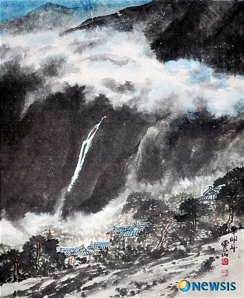 【대전=뉴시스】박희송 기자 = 한국화가 운산(雲山) 조평휘 '원폭'. 구름과 폭포를 대비시킨 작품이다. 불확실한 형상을 만들며 산속으로 퍼져 나가는 구름과 계곡에 떨어져서 일정한 크기를 만들어가며 흐르는 물살을 그린 것이다. 우주의 명료성과 모호함의 대비를 보여주고 있으며 자연이 가지고 있는 분방함과 그들만의 질서를 읽게 한다.2011.05.30. 뉴시스DB photo@newsis.com 