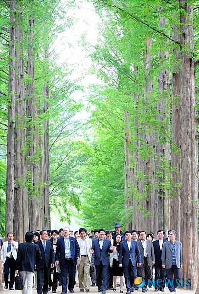 【춘천=뉴시스】박동욱 인턴기자 = 정병국 문화체육관광부 장관과 우원쉐 중국 관광협회 부회장, 미조하타 히로시 일본 관광청 장관 등 '제6회 한중일 관광장관회의'각국 대표단이 30일 오후 강원 춘천시 남이섬을 방문해 대화를 나누며 메타세콰이어 길을 따라 걷고 있다. fufus@newsis.com