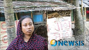 【서울=뉴시스】몬주 베굼이라는 방글라데시의 한 여성이 이웃집 남성이 자신을 강간하려 했다며 남성의 성기를 잘라 경찰에 증거물로 제출하는 황당한 사건이 발생했다. 그러나 강간범으로 지목된 남성은 그녀가 함께 도망쳐 살자는 제안을 거부하자 복수한 것이라고 주장하고 있다. (사진 출처 : 英 BBC 웹사이트)