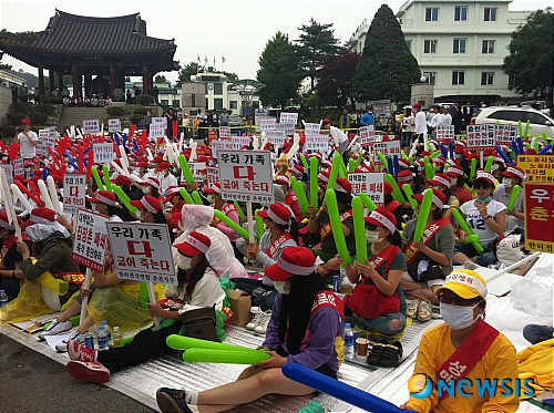 【춘천=뉴시스】김성혜 기자 = 31일 오후 강원 춘천시청 앞에서 집창촌 업주와 종사자 400여명이 모인 가운데 집창촌 폐쇄에 반대, 생존권 보장을 요구하며 집회를 하고 있다.&nbsp; ssun@newsis.com&nbsp; 