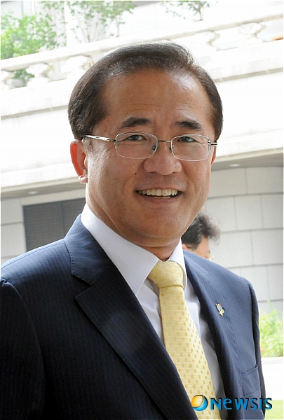 【서울=뉴시스】박태홍 기자 = 홍상표 청와대 홍보수석은 31일 오후 청와대 춘추관에서 이명박 대통령이 내달 3일 박근혜 전 한나라당 대표를 청와대로 초청, 오찬 회동할 예정이라고 발표한 뒤 춘추관 문을 나서고 있다.&nbsp; hipth@newsis.com 