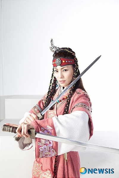 【서울=뉴시스】백영미 기자 = 탤런트 김정화(28)가 돌아온다. 2009년 MBC TV '잘했군 잘했어' 이후 약 2년 만이다. 6월4일 밤 9시40분에 첫 방송되는 KBS 1TV '광개토태왕'에 말갈족 여전사로 등장한다. 초원에서 익힌 동물적인 감각으로 웬만한 무사보다 몸놀림이 빠르고 무예가 특출난 말갈부족장 김규철(51)의 여동생이다. 승마와 무예 연습에 한창인 김정화는 "아무래도 액션이 체질인 것 같다. 말에서는 수십번 떨어졌고, 생각보다 무거운 무기들을 사용하면서 적잖이 근육통을 앓았는데 재미있더라"면서 "치마를 전혀 입지 않아 정말 편하다. 동료 여자배우들이 시샘할 정도"라고 밝혔다. 김정화는 필살기 3종인 두날검, 채찍, 쌍검을 들고 사진을 찍으면서 각종 무기를 능숙하게 다뤄 주위를 놀라게 했다. '근초고왕' 후속인 '광개토태왕'은 고구려 제19대 왕인 광개토왕의 중원 제패를 향한 열망과 투쟁을 담는다. positive100@newsis.com
