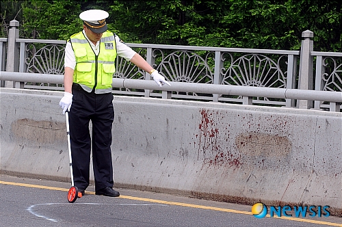 【서울=뉴시스】이광호 기자 = 아이돌 그룹 빅뱅의 멤버 대성(23.본명 강대성)이 운전 중 차로에 쓰러져 있던 현모씨를 치고 택시를 받은 혐의로 불구속 입건된 가운데 31일 오후 서울 영등포 경찰서 교통조사반이 양화대교 남단 사고현장에서 정확한 사고 경위를 밝히기 위한 현장조사를 진행하고 있다.&nbsp;&nbsp; skitsch@newsis.com&nbsp; 