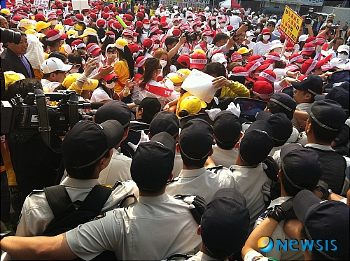 【춘천=뉴시스】김성혜 기자 = 31일 오후 강원 춘천시청 앞에서 전국 집창촌 업주와 종사자 400여명이 모인 가운데 집창촌 폐쇄를 반대하며 열린 집회에서 경찰과 마찰을 빚고 있다.&nbsp; ssun@newsis.com 