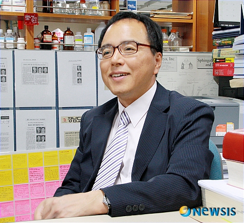 【밀양=뉴시스】안지율 기자 = 지난 1일 인제대학교 바이오헬스 소재 연구센터 임상병리학과 이동석 교수가 연구실에서