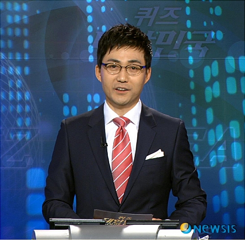 【서울=뉴시스】백영미 기자 = 이재홍 아나운서가 KBS 1TV '퀴즈 대한민국'을 진행한다. '퀴즈 대한민국'은 2일 "2011년 봄 개편에 맞춰 이재홍 아나운서를 새 진행자로 발탁했다"며 "차분하고 편안한 이미지로 젊은층뿐 아니라 주시청층인 50대 중장년층까지 두루 아우를 수 있을 것으로 기대된다"고 밝혔다. 2일 첫 녹화에 들어간 이 아나운서는 신영일, 이상호, 최승돈, 조우종 아나운서를 잇는 '퀴즈 대한민국' 제5대 MC로 이름을 걸었다. 2002년부터 방송되고 있는 '퀴즈 대한민국'은 국내 최장수 퀴즈 프로그램이다. 예심을 통과한 이들 중 우승자인 '퀴즈영웅'에게는 상금 7000만원을 준다. 매년 상금의 절반을 농어업·이공계 장학금으로 지원하고 있다. positive100@newsis.com