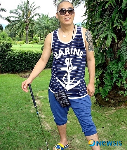 【서울=뉴시스】박영주 기자 = SBS TV '웃음을 찾는 사람들' 출신 개그맨 성민(29)이 방송출연을 정지당한 사연을 폭로했다.&nbsp; 4일 포털사이트 다음 아고라 게시판에 "현재 저는 SBS 방송정지 입니다. 기한도 없는 방송정지. 이유는 SBS 몇몇 간부와 돈 많은 한 개그맨 선배 때문입니다"라고 말문을 열었다.&nbsp; "2009년 '웃찾사' 인기가 시들해지자 돈 많은 개그맨 선배는 메인 작가로 발탁돼 '웃찾사'를 지휘하지만 그 선배는 절 굉장히 싫어합니다. 8기가 뽑혔을 때 스마일매니아라는 개그기획사로 8기를 모두 영입하려고 했는데 내가 선동해서 뿔뿔이 흩어졌다는 얘기를 하더군요"라며 선배 개그맨을 지목했다.&nbsp; "이후 그 선배는 메인작가로 발탁됐고 횡포가 시작됐습니다. 수많은 욕설과 무시. 개그맨이라는 직업을 포기하고 싶을 만큼 힘들었습니다. 자신은 통장에 넣어놓은 돈으로 이자만 받고도 평생을 살 수 있다고 떵떵거리며 개그맨들을 무시하기 시작했고 마치 자신을 신처럼 떠받들어야 방송을 할 수 있다고 떠들기 시작합니다. 그 중 가장 으뜸은 저에 대한 무시였죠."&nbsp; 성민은 "평소 SBS 고위 간부와 친한 그 선배는 절 방송정지로 만들어 버리더군요. 그 후 2년이 지난 현재까지 전 SBS 방송정지입니다. 이렇게 힘없이 한 개그맨은 바보가 됐습니다. 몇 일 전에도 혹시나 해 대학로를 나가서 코너를 짜고 있는데 SBS 부장이라는 사람이 저와 코너 짜는 사람을 불러서 얘기하시더군요. '성민이랑 코너 짜지 마라. 방송정지다' 저도 한 가정의 가장이며 인격체입니다"고 분노했다.&nbsp; "선배와 몇몇 SBS 간부님들, 전 당신들의 노예가 아닙니다. 그리고 언제까지 당하고만 있을 벙어리도 아닙니다. 그 선배와 어떤 관계인지 무슨 이유에서 제가 방송정지인 줄은 모르겠지만 이렇게 당하고만 있지는 않겠습니다. 더 이상 돌아가신 아버지와 곧 태어날 아기에게 부끄러운 아들, 부끄러운 아빠가 되기 싫습니다"고 목소리를 높였다.&nbsp; "한 사람의 꿈을 밟는 것이 이렇게 쉬운 줄 몰랐습니다. 하지만 아무리 밟아도 전 그 꿈을 버리지 않습니다. 앞으로 무엇을 해야 할지 막막합니다. 하지만 열심히 할 겁니다. 혼자 싸우기 정말 힘드네요. 도와주세요"라고 호소했다.&nbsp; 성민은 2005년 SBS 개그맨으로 데뷔했다. '웃찾사'와 '개그1'에서 활약했고 2006년 SBS 코미디대상 남자신인상을 수상했다.&nbsp; gogogirl@newsis.com