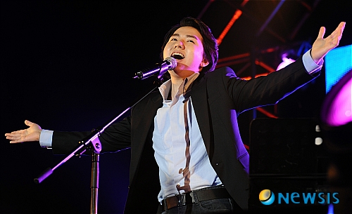 【연평도=뉴시스】전신 기자 = 5일 저녁 인천시 옹진군 연평리 연평면종합운동장에서 열린 '김장훈과 V원정대가 다시 부르는 희망의 노래-연평도 아리랑' 프로젝트에서 팝페라 테너 임형주가 멋진 무대를 선보이고 있다.&nbsp; photo1006@newsis.com 