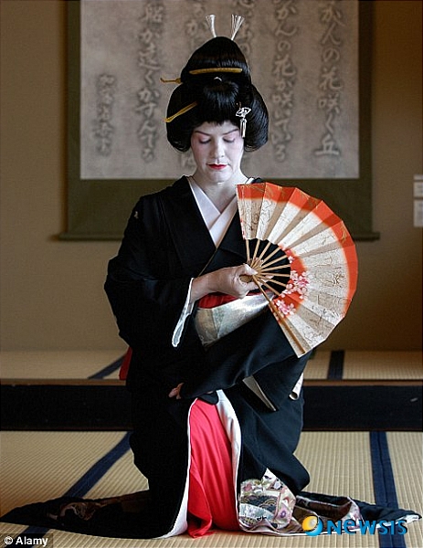 【서울=뉴시스】400년이 넘는 일본 게이샤 역사에서 외국인으로는 처음으로 게이샤 자격을 획득, 화제를 모았던 호주 출신의 피오나 그레이엄(47)이 3년만에 결국 퇴출당했다. 그레이엄은 게이샤의 전통을 지키지 않고 개인적 행동을 일삼는다는 이유로 퇴출됐다. 사진은 지난 2007년 게이샤 자격을 딸 당시의 피오나 그레이엄의 모습. (사진 출처 : 英 데일리 메일 웹사이트)