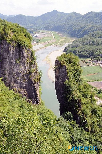 【대전=뉴시스】박희송 기자 = 문화재청은 7일 '영월 선돌'을 국가지정문화재 명승으로 지정했다. 사진은 강원도 영월군 영월읍 방절리에 위치한 영월 선돌. (사진=문화재청 제공) photo@newsis.com