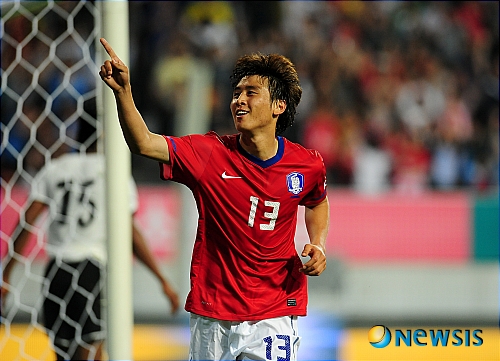 【전주=뉴시스】이동원 기자 = 7일 오후 전주월드컵경기장에서 축구대표팀 친선경기 대한민국과 가나의 경기가 열렸다. 후반전 역전을 터트린 구자철(대한민국)이 골 세리머니를 하고 있다. dwlee@newsis.com