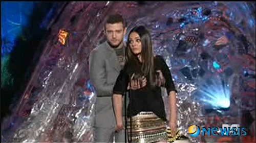 【서울=뉴시스】이재훈 기자 = 열애설에 휩싸인 미국의 팝스타 저스틴 팀버레이크(30)와 우크라이나 출신 영화배우 밀라 쿠니스(28)가 공개석상에서 과감한 스킨십을 선보였다. 두 남녀는 지난 5일(현지시간) 미국 로스앤젤레스에서 열린 '2011 MTV 무비 어워즈'에서 '베스트 남자 퍼포먼스' 시상자로 함께 무대에 올라 서로의 은밀한 신체 부위를 만지며 장난을 쳤다. 사회자가 쿠니스와의 관계에 대해 묻자 팀버레이크는 "친한 친구 사이"라고 답했다. 이어 쿠니스의 등 뒤로 가더니 자신의 양손으로 그녀의 가슴을 감싸 쥐며 아무렇지 않다는 표정을 지었다. 쿠니스는 팀버레이크의 돌발 행동에 전혀 놀라지 않았다. 오히려 덤덤한 표정으로 팀버레이크의 허벅지와 허벅지 사이를 움켜쥐었다. 관중석은 웃음바다가 됐고 팀버레이크와 쿠니스는 서로 몸을 비비는 춤을 추며 시상식 진행을 이어갔다. 앞서 팀버레이크와 쿠니스는 영화 '프렌즈 위드 베너피츠'(2011)에 함께 출연하며 열애설이 불거졌으나 둘 다 이를 부인한 바 있다. <사진> '2011 MTV 무비 어워즈' 영상 캡처 realpaper7@newsis.com