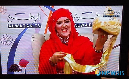 【서울=뉴시스】쿠웨이트의 한 여성 정치인이 섹스노예 합법화를 주장하면서 전쟁을 겪고 있는 나라에 돈을 주고 여성 죄수들을 사와 쿠웨이트 남성을 위한 섹스노예로 삼을 수 있다고 밝혀 전 세계 여성들이 격분하고 있다. 사진은 이 같은 주장이 담긴 동영상을 유튜브에 올린 쿠웨이트의 살와 알 무타이리. (사진출처 : 알아라비야TV 웹사이트)