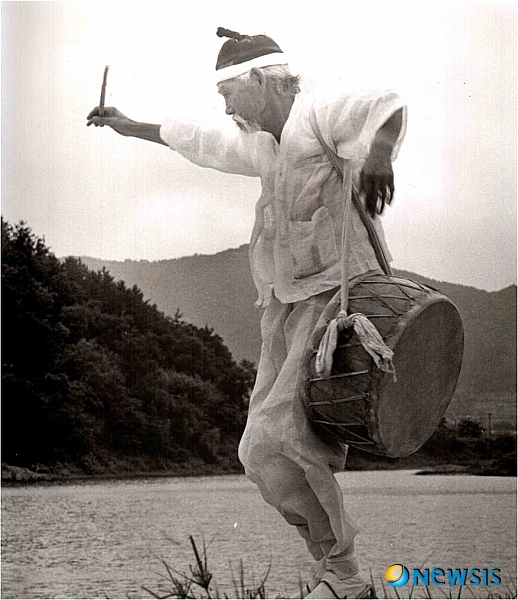 【서울=뉴시스】김지은 기자 = 제1세대 무용학자 정병호(84) 중앙대 명예교수가 쓴 '한국 전통춤의 전승과 현장'(639쪽), '한국 전통춤의 원형과 재창조'(655쪽) 등 두 권의 학술서가 연낙재무용학술총서 시리즈 제 4, 5권으로 나왔다.&nbsp; 