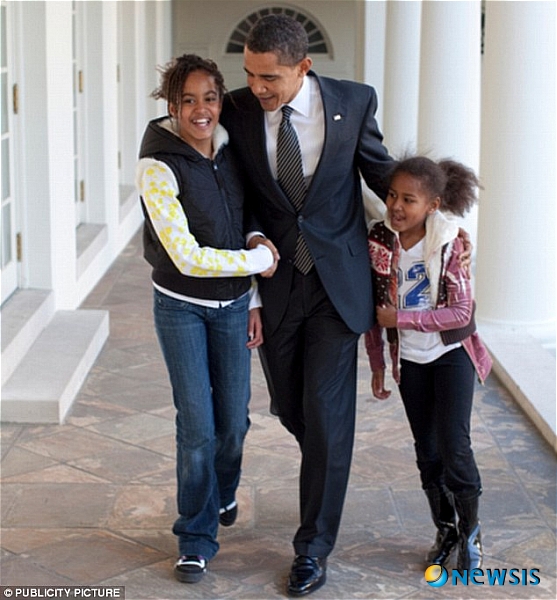 【서울=뉴시스】버락 오바마 미 대통령이 피플지 기고문에서 딸들과 더 많은 시간을 함께 보내야 하는데 그러지 못하고 있다면서 아버지로서 자신은 실패자라고 고백했다. 사진은 두 딸 말리아, 사샤와 함께 있는 오바마 대통령. (사진 출처 : 英 데일리 메일 웹사이트)
