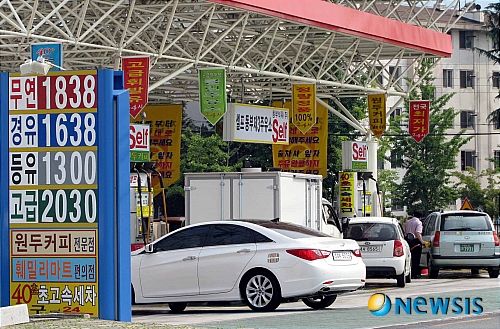 【창원=뉴시스】김상우 기자 = 9일 경남 창원지역 셀프주유소에 기름값이 비싼 일반주유소를 피해 차량이 몰리고 있다.&nbsp; woo@newsis.com