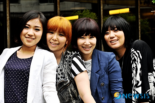 【서울=뉴시스】박문호 기자 = 10일 오전 서울 중구 서소문동 한 카페에서 뉴시스와 인터뷰를 가진 버블시스터즈가 나란히 섰다.&nbsp;&nbsp; go2@newsis.com