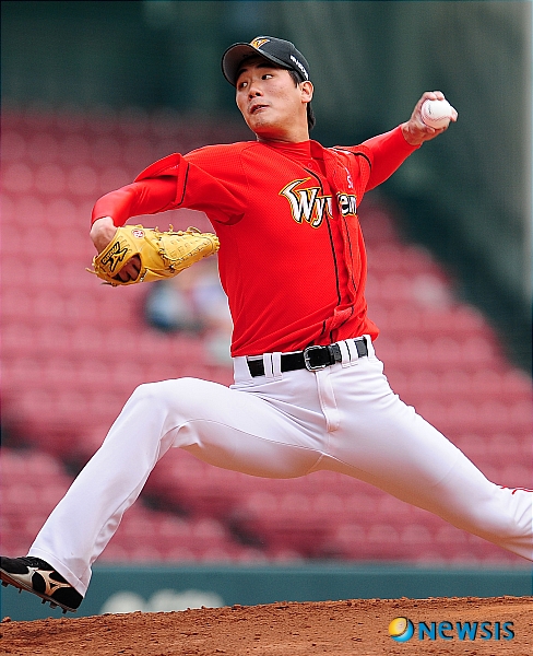 【서울=뉴시스】이동원 기자 = 12일 오후 잠실야구장에서 열린 2011 프로야구 두산베어스와 SK와이번스의 경기에서 SK선발 김광현이 역투하고 있다. dwlee@newsis.com