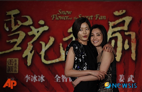 【상하이(중국)=AP/뉴시스】배우 전지현(왼쪽)이 중국 배우 리빙빙과 함께 12일(현지시각) 중국 상하이에서 열리고 있는 제14회 상하이국제영화제 '설화와 비밀의 부채(Snow Flower and the Secret Fan)' 홍보 기자회견에 참석해 포즈를 취하고 있다.&nbsp;&nbsp;&nbsp; 이 영화는 프랑스 소설가 리사 시(Lisa See)의 동명 소설을 영화화한 것으로 19세기 청나라를 배경으로 고립된 삶을 살아가는 두 여자의 평생 우정과 인생을 담았으며 전지현은 설화 역을 맡았다.&nbsp;&nbsp;&nbsp;&nbsp;&nbsp; 
