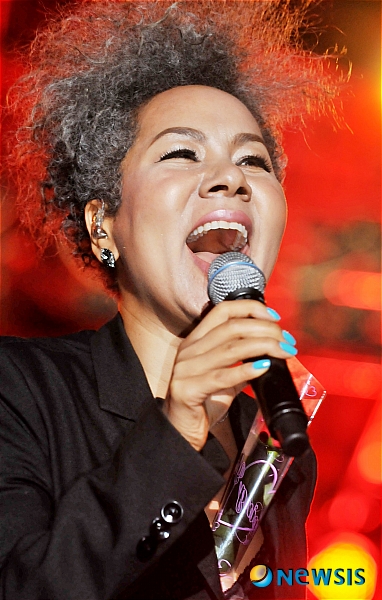 【서울=뉴시스】박문호 기자 = 12일 저녁 서울 용산구 이촌동 한강대교 밑 노들섬에서 서울시가 주최한 음악축제의 야외무대에 오른 인순이가 '밤이면 밤마다'를 열창하고 있다.&nbsp; go2@newsis.com