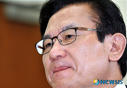 【서울=뉴시스】홍찬선 기자 = 이귀남 법무부 장관이 13일 오전 국회 법제사법위원회 전체회의에서 생각에 잠겨 있다. mania@newsis.com