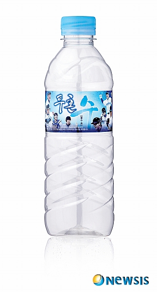 【서울=뉴시스】김정환 기자 = 한국마이팜제약(회장 허준영)이 서울 방이동 올림픽공원 평화의광장에서 열린 ‘장애인과 함께하는 2011년 희망마라톤대회’에 자사의 먹는샘물 ‘투혼수’와 태반영양제 ‘이라쎈’ 등을 후원했다.&nbsp; 스포츠 메달리스트들의 자원봉사단체인 함께하는사람들(회장 황영조)이 11일 주최한 행사에는 황영조 국가대표 마라톤 감독을 비롯해 김원기(레슬링), 서정원(축구), 장윤창(배구), 장정구(복싱) 등 스포츠 스타와 자원봉사자 5000여명이 참가했다.&nbsp; 한국마이팜제약은 1998년 12월 결성된 함께하는사람들이 월 1회 이상 펼치는 장애인시설, 양로원 위문봉사 등에 꾸준히 참여하고 있다.&nbsp; 이날 한국마이팜제약이 지원한 ‘투혼수’는 한국프로야구선수협회(KPBPA)와 함께하는 먹는샘물이다. 전북 순창 추령산 지하 350m 심층 암반수로 경도가 낮고 용존산소량이 풍부하다. ‘이라쎈’은 태반영양제의 대명사 격인 인기제품이다. 02-562-9889&nbsp; ace@newsis.com