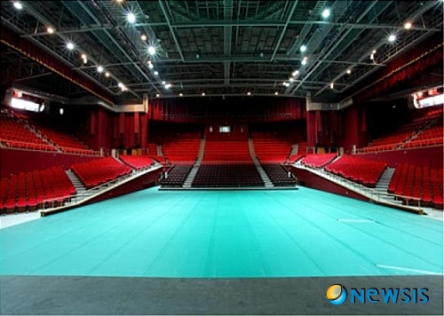 【서울=뉴시스】유상우 기자 = 대중음악 전문 공연장이 22일 문을 연다.&nbsp; 서울 방이동 올림픽공원 올림픽홀을 개조했다. 지하 1~지상 2층 연면적 1만826㎡ 규모로 대중음악의 현재를 보여주는 대공연장(고정 2452석·스탠딩 700석)과 인디밴드 지원과 양성의 장으로 활용할 240석의 소공연장, 대중음악의 역사를 한눈에 볼 수 있는 상설 전시장과 K팝 기획전시관 등이 들어섰다. 지하는 노래강습과 악기교실 등 대중음악을 체험할 수 있는 뮤직 아카데미 등으로 꾸몄다.&nbsp; 무대 폭과 높이도 확장, 공연 시야를 개선했다. 객석 의자는 폭 450㎜에서 550㎜로 확장했고 안락한 공연 관람을 위해 고급스런 천 재질로 교체했다. 특히, 올림픽홀 내부 시설물 환경 개선을 통해 에코를 제어하고 잔향 시간을 1.8초에서 1.2초로 줄여 다양한 무대 연출을 가능토록 했다.&nbsp; 이날 개관 축하무대는 반야월, 금사향, 한명숙, 명국환, 패티 김, 남진 등 원로가수 26명과 태진아, 박미경, 김흥국, 조항조, 이자연, 이수미, 진미령, 최진희, 한혜진, 성진우, 주현미, 박일서, 신형원, 현철, 송대관, 현미 등이 꾸민다.&nbsp; 슈퍼주니어 K.R.Y, 2PM, 2NE1, 포미닛, 애프터스쿨, 마이티마우스, 김건모, 백지영, 장우혁, 휘성, 이루, 마야, 박상민, 인순이, 정수라 등도 함께 한다.&nbsp; 사회는 MC 김병찬, 가수 마야가 본다.&nbsp; 정병국 문화부 장관, 국회 전재희 문방위원장, 정정택 국민체육진흥공단 이사장, 음악관련 협·단체 대표뿐 아니라 한부모 가정, 독거노인, 소년소녀 가장, 장애인 등도 참석한다.&nbsp; 문화부는 "지금까지의 대중음악 공연장은 단순히 공연을 보고 듣는 것에 그쳤지만 올림픽홀 대중음악 전문 공연장은 오감을 만족시켜 줄 하드웨어와 소프트웨어를 함께 제공해 대중음악의 과거에서 미래까지 한 번에 볼 수 있는 새로운 개념의 복합 문화 공간"이라고 소개했다.&nbsp; 한편, 개관 이후 대중음악전문공연장과 소공연장에서는 연말까지 대중음악 릴레이 페스티벌과 기획공연이 이어진다. 이달 말부터 9월까지 심성락 헌정 공연 '바람의 노래를 들어라'와 R-16 코리아 2011 B보이 세계대회, 세시봉 친구들 콘서트, 2NE1 첫 콘서트, 10cm 콘서트 등이 열린다.&nbsp; 기획 공연으로 남진, 정엽, 그랜드민트페스티벌, YB(윤도현 밴드) 콘서트가 펼쳐진다.&nbsp; 또 에어 서플라이 내한공연, 김범수, 씨엔블루 콘서트 등 국내외 스타들의 공연이 줄을 잇는다.&nbsp; 소공연장 개관 기념 공연으로는 이달 말부터 7월 초까지 한상원밴드, 김종진, 이정선, 엄인호, 말로밴드와 박주원, 옥상달빛, 몽구스, 이승렬, 안녕바다, 장필순, 오소영, 김두수, 레프트이펙트 등이 예정됐다.&nbsp; 7~12월 우수 인디 뮤지션(헬로 루키) 공개 오디션과 공연이 매월 둘째주 금요일에 진행될 예정이다.&nbsp; swryu@newsis.com