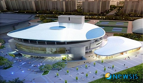 【서울=뉴시스】유상우 기자 = 대중음악 전문 공연장이 22일 문을 연다.&nbsp; 서울 방이동 올림픽공원 올림픽홀을 개조했다. 지하 1~지상 2층 연면적 1만826㎡ 규모로 대중음악의 현재를 보여주는 대공연장(고정 2452석·스탠딩 700석)과 인디밴드 지원과 양성의 장으로 활용할 240석의 소공연장, 대중음악의 역사를 한눈에 볼 수 있는 상설 전시장과 K팝 기획전시관 등이 들어섰다. 지하는 노래강습과 악기교실 등 대중음악을 체험할 수 있는 뮤직 아카데미 등으로 꾸몄다.&nbsp; 무대 폭과 높이도 확장, 공연 시야를 개선했다. 객석 의자는 폭 450㎜에서 550㎜로 확장했고 안락한 공연 관람을 위해 고급스런 천 재질로 교체했다. 특히, 올림픽홀 내부 시설물 환경 개선을 통해 에코를 제어하고 잔향 시간을 1.8초에서 1.2초로 줄여 다양한 무대 연출을 가능토록 했다.&nbsp; 이날 개관 축하무대는 반야월, 금사향, 한명숙, 명국환, 패티 김, 남진 등 원로가수 26명과 태진아, 박미경, 김흥국, 조항조, 이자연, 이수미, 진미령, 최진희, 한혜진, 성진우, 주현미, 박일서, 신형원, 현철, 송대관, 현미 등이 꾸민다.&nbsp; 슈퍼주니어 K.R.Y, 2PM, 2NE1, 포미닛, 애프터스쿨, 마이티마우스, 김건모, 백지영, 장우혁, 휘성, 이루, 마야, 박상민, 인순이, 정수라 등도 함께 한다.&nbsp; 사회는 MC 김병찬, 가수 마야가 본다.&nbsp; 정병국 문화부 장관, 국회 전재희 문방위원장, 정정택 국민체육진흥공단 이사장, 음악관련 협·단체 대표뿐 아니라 한부모 가정, 독거노인, 소년소녀 가장, 장애인 등도 참석한다.&nbsp; 문화부는 "지금까지의 대중음악 공연장은 단순히 공연을 보고 듣는 것에 그쳤지만 올림픽홀 대중음악 전문 공연장은 오감을 만족시켜 줄 하드웨어와 소프트웨어를 함께 제공해 대중음악의 과거에서 미래까지 한 번에 볼 수 있는 새로운 개념의 복합 문화 공간"이라고 소개했다.&nbsp; 한편, 개관 이후 대중음악전문공연장과 소공연장에서는 연말까지 대중음악 릴레이 페스티벌과 기획공연이 이어진다. 이달 말부터 9월까지 심성락 헌정 공연 '바람의 노래를 들어라'와 R-16 코리아 2011 B보이 세계대회, 세시봉 친구들 콘서트, 2NE1 첫 콘서트, 10cm 콘서트 등이 열린다.&nbsp; 기획 공연으로 남진, 정엽, 그랜드민트페스티벌, YB(윤도현 밴드) 콘서트가 펼쳐진다.&nbsp; 또 에어 서플라이 내한공연, 김범수, 씨엔블루 콘서트 등 국내외 스타들의 공연이 줄을 잇는다.&nbsp; 소공연장 개관 기념 공연으로는 이달 말부터 7월 초까지 한상원밴드, 김종진, 이정선, 엄인호, 말로밴드와 박주원, 옥상달빛, 몽구스, 이승렬, 안녕바다, 장필순, 오소영, 김두수, 레프트이펙트 등이 예정됐다.&nbsp; 7~12월 우수 인디 뮤지션(헬로 루키) 공개 오디션과 공연이 매월 둘째주 금요일에 진행될 예정이다.&nbsp; swryu@newsis.com