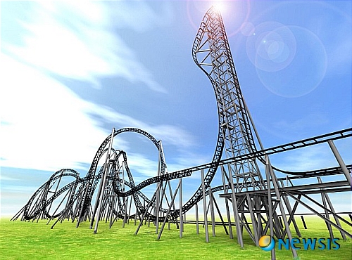 【서울=뉴시스】일본 야마나시(山利)현 후지산 중턱의 후지-Q 하이랜드 놀이공원에 43m를 시속 100㎞의 속도로 수직에 가깝게 급전직하하는 세계 최고의 급경사를 자랑하는 롤러코스터가 다음달 중순 선보일 예정이어서 모험을 즐기는 세계인들을 끌어모을 것으로 보인다. 사진은 개장을 한 달 여 앞둔 후지-Q 하이랜드 놀이공원의 롤러코스터 '다카비샤'의 모습. (사진 출처 : 英 데일리 메일 웹사이트)