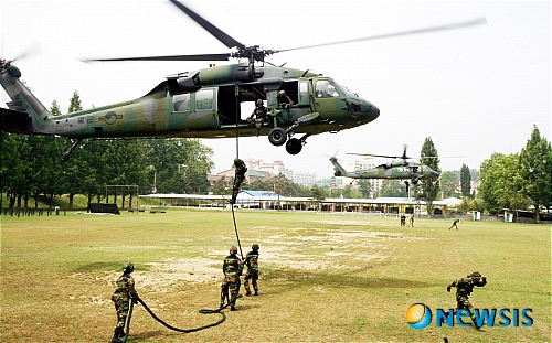 【광주=뉴시스】맹대환 기자 = 육군 31사단은 16일 주둔지와 전남 영광군 홍농읍 일대에서 UH-60 블랙호크 헬기를 이용한 패스트로프 훈련을 실시했다.(사진=31사단 제공)&nbsp;&nbsp; mdhnews@newsis.com 