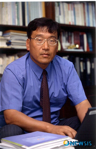 【포항=뉴시스】강진구 기자 = 포스텍(포항공과대·총장백성기)은 산업경영공학과 서의호(58사진) 교수, 이수철·홍대근(박사과정) 공동연구팀이 경영정보학&정보자원관리 국제학술대회에서 우수논문상을 수상했다고 16일 밝혔다. (사진=포스텍 제공)&nbsp;&nbsp; photo@newsis.com 