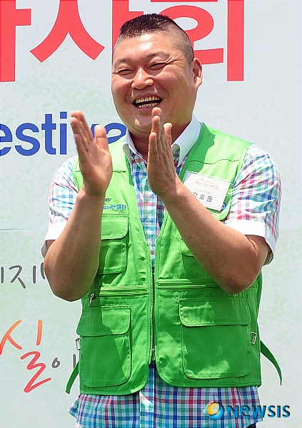 【서울=뉴시스】박동욱 기자 = 방송인 강호동이 16일 오후 서울 마포구 홈플러스 월드컵점에서 열린 '착한 나눔 바자회'개회식에 참석해 박수를 치고 있다. 이번 바자회는 25억원 상당의 25만여 점의 물품이 기증됐으며, 전국 5개 홈플러스 점포에서 총 1000여 명의 자원봉사단이 물품 판매에 참여해 수익금은 불우이웃돕기에 사용된다.&nbsp; fufus@newsis.com