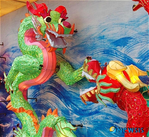 【서울=뉴시스】원추의 [오늘의 운세] 2011년 6월18일 토요일 (음력 5월17일·갑진)&nbsp; ▶쥐띠 = ㄱ·ㅂ·ㅊ 성씨는 마음을 비워서 다시 시작하면 성취의 문이 열린다. 혼자서 애태우지 말고 침착하게 기다리는 것도 현명한 방법이다. 소·개·용띠의 뜻은 당신과 같으나 서로의 갈등으로 늪 속에 빠져드는 격.&nbsp; ▶소띠 = 가까운 자와 아주 멀어질 운. 친하면 친할수록 언어와 행동을 조심할 것. 지금보다 미래를 생각함이 좋겠다. 짜증이 난다고 뿌리치면 갈 길은 먼데 길을 잃는 격. ㄴ·ㅂ·ㅇ 성씨는 있는 것 가지고 그대로 추진할 것. 변동은 불행해진다.&nbsp; ▶범띠 = 신의를 지키고 주어진 일에 충실 하라. 당신의 답답한 마음 알아줄자 있다. 말없이 외출은 정말 위험하니 행방을 알리고 나갈 것. ㄱ·ㅈ·ㅊ 성씨는 오늘 만나는 사람은 포기함이 미래를 보장 받을 수 있다.&nbsp; ▶토끼띠 = 1·4·9월생은 가족과의 의견 차이로 시비가 염려되니 성질대로 대하지 말 것. 다른 사람 믿고 따르다가 믿는 도끼에 발등 찍힌다는 것처럼 후회할 일 있겠다. 늦은 시간에 운전피하고 일찍 귀가 할 것.&nbsp; ▶용띠 = 말이 많다보면 실언을 하게 마련이다. 다 된 밥에 재 떨어뜨릴 수 있으니 신경 쓸 것. 잠자는 개의 꼬리를 밟지 말라. 주인도 모르게 덤빌 수 있다. 개·닭·용띠에게 관심을 표하는 애정이 요구됨. 세번은 참아야 일이 풀리겠다.&nbsp; ▶뱀띠 = ㅅ·ㅇ·ㅂ 성씨를 한번 깊이 생각해 볼 것. 계획은 멋지게 구상하고 있으나 잘못 판단해 물독에 빠진 생쥐 될까 염려된다. 버는 사람 따로 있고 쓰는 자 따로 있으면 정말 곤란할 일 생길 수. 1·2·9월생은 더욱 신중히 할 것. 농담 속에 진담이 있다.&nbsp; ▶말띠 = ㄱ·ㅅ·ㅇ 성씨 잘못된 점 빨리 고쳐 나감은 더 큰 파문을 막는 길. 순리대로 순응함이 좋겠다. 인간관계 충돌을 만들지 않도록 주의. 2·7·11월생 약속한 일 흘려 넘기지 말고 신용 지킬 때 후일 자산이 됨을 알라.&nbsp; ▶양띠 = 상대방과의 약속을 재확인 할 것. 믿었던 사람으로부터 이용당할 수. 세상에 믿을 사람 없구나. 그동안 뿌린 씨앗 아까워말고 다시 시작하는 마음가짐이 필요할 때 1·2·3월생 의지하려 말고 강한 마음 가질 것.&nbsp; ▶원숭이띠 = 지금은 모든 일 신중을 기할 때. 명예와 권력의 욕심 때문에 돈 있는 여자를 가까이하다 구설과 관재수 따를 수. ㄱ·ㅂ·ㅇ·ㅊ 성씨 과욕을 버리고 정의롭게 행동할 것. 7·8·9월생 흰색과 검정색을 어울려 입으면 자신감이 생긴다.&nbsp; ▶닭띠 = 자신이 최고라는 자만심 때문에 믿고 따르던 자 마음에서부터 멀어져가고 있음을 왜 모르는가. 지렁이도 밟으면 꿈틀한다는 말을 상기할 것. 욕심은 더 많은 욕심을 낳는다. ㅈ·ㅁ 성씨 천 가지 재주 가지고 있는 것보다 한 가지 재주로 완주함이 길함을 알 것.&nbsp; ▶개띠 = 적극적인 자기주장을 내세우는 것도 좋지만 남의 의사를 존중함을 아는 아량을 베풀 것. 5·7·11월생 잘못 이해하거나 오해로 다툼이 생길 수 있음을 알 것. 오늘은 투기성 있는 일에 손대지 말 것. 힘들게 쌓은 것 한꺼번에 잃게 되겠다.&nbsp; ▶돼지띠 = 기쁨과 슬픔은 마음먹기에 달려 있다. 기분 나는 대로 얼굴에 변화가 오니 표정관리를 잘할 것. 2·6·7·10월생 두 길을 가고 있으면서 상대에게 시기 질투는 화를 부르니 자기 만의 욕심에서 벗어남이 좋겠다. 안정을 찾고 가정에 신경 써라.&nbsp; 구삼원 원장 02-959-8493·010-5584-9393 