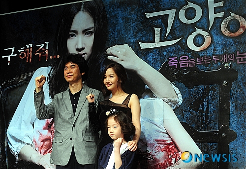 【서울=뉴시스】서재훈 기자 = 17일 오전 서울 이화여고 100주년 기념관에서 영화 '고양이:죽음을 보는 두 개의 눈(감독 변승욱)'의 제작보고회가 열린 가운데 출연배우들과 변승윤 감독이 포토타임을 진행하고 있다.&nbsp;&nbsp; jhseo@newsis.com