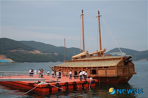 【통영·거제=뉴시스】최운용 기자 = 임진왜란 당시 조선 수준의 주력 군선인 판옥선과 거북선이 원형복원돼 17일 경남 통영과 거제에 입항했다.&nbsp; yong4758@newsis.com