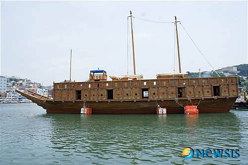 【통영·거제=뉴시스】최운용 기자 = 임진왜란 당시 조선 수준의 주력 군선인 판옥선과 거북선이 원형복원돼 17일 경남 통영과 거제에 입항했다.&nbsp; yong4758@newsis.com