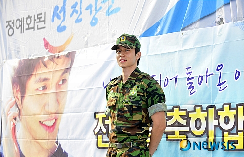 【서울=뉴시스】박세연 기자 = 20일 오전 서울 용산구 국방부 앞에서 현역 육군복무를 마친 탤런트 이동욱이 전역 기자회견을 갖고 있다.&nbsp;&nbsp;&nbsp; psy5179@newsis.com