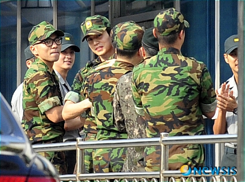 【서울=뉴시스】박세연 기자 = 20일 오전 서울 현역 육군복무를 마친 탤런트 이동욱이 서울 용산구 국방부 정문에서 동료 부대원들의 환송을 받고 있다.&nbsp;&nbsp;&nbsp; psy5179@newsis.com