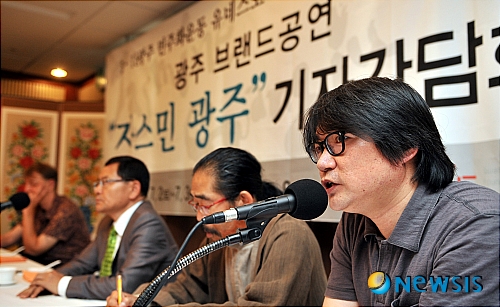 【서울=뉴시스】전진환 기자 = 20일 오전 광주브랜드공연 '자스민 광주'에 대한 기자회견이 열린 서울 프레스센터에서 원일(오른쪽) 음악감독이 공연 음악에 관해 설명하고 있다. 자스민 광주는 광주민주화운동의 정신이 중동에서 진행되고 있는 민주화 운동의 열기 즉, 자스민혁명과 같은 맥각을 갖는다는 상징성을 함축하고 있으며 인류의 정의, 평화, 사랑 등을 전통음악, 타악, 퍼포먼스, 무용, 영상으로 구성했다.&nbsp; amin2@newsis.com