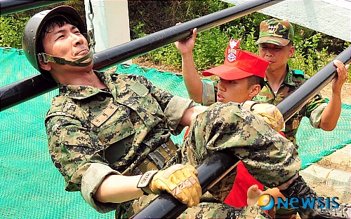 【대전=뉴시스】홍성후 기자 = 충남도청 공무원 병영체험이 실시된 20일 오후 육군 32사단 유격 훈련장에서 안희정 충남지사가 기초장애물 엮어가기를 하고 있다.&nbsp;&nbsp; hippo@newsis.com