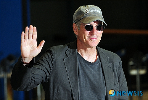 【인천공항=뉴시스】허경 기자 = 사진전 '순례의 길' 홍보차 방한하는 할리우드 배우 리차드 기어가 20일 오후 인천공항을 통해 입국하며 취재진을 향해 손을 흔들고 있다. neohk@newsis.com